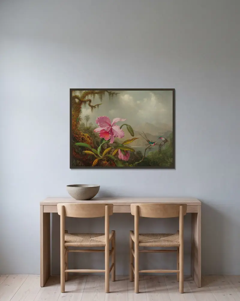 Orchideen und Kolibris von Martin Johnson Heade gerahmt an einer Wand
