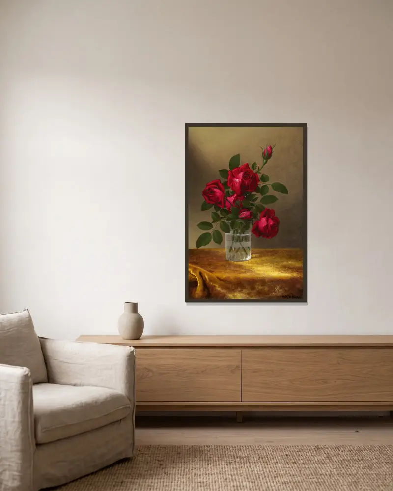 Rosor och rosenknoppar i ett glas av Martin Johnson Heade inramad på en vägg
