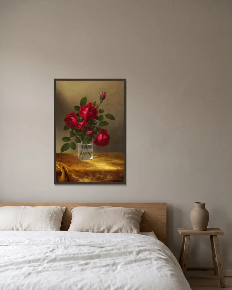 Rosor och rosenknoppar i ett glas av Martin Johnson Heade inramad på en vägg