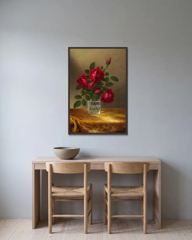 Rosor och rosenknoppar i ett glas av Martin Johnson Heade inramad på en vägg