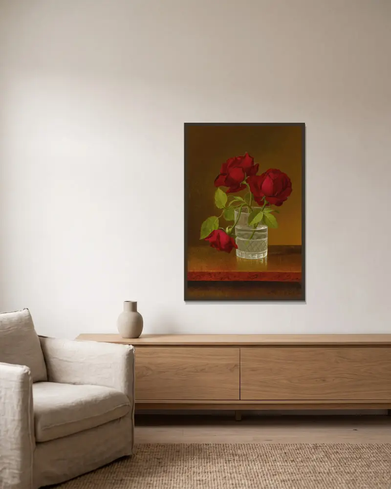 Stilleben med rosor av Martin Johnson Heade inramad på en vägg