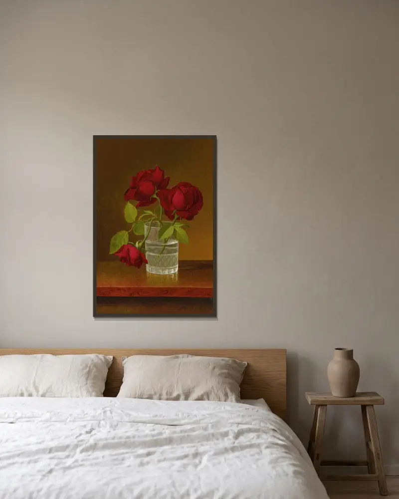 Stilleben med rosor av Martin Johnson Heade inramad på en vägg