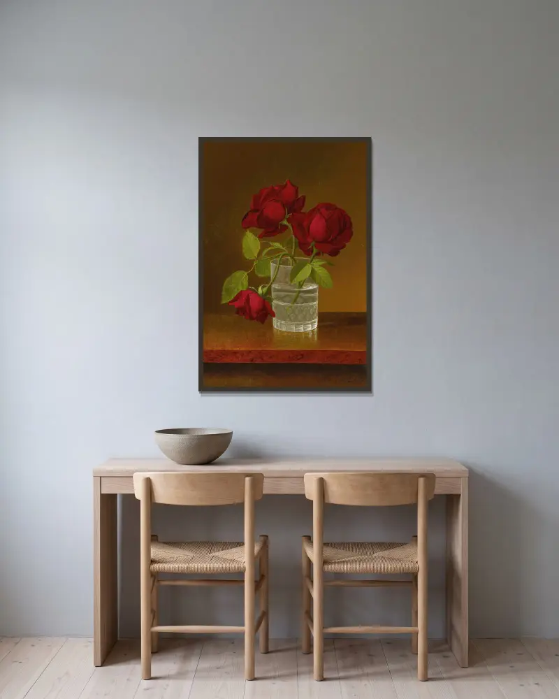 Stilleben med rosor av Martin Johnson Heade inramad på en vägg
