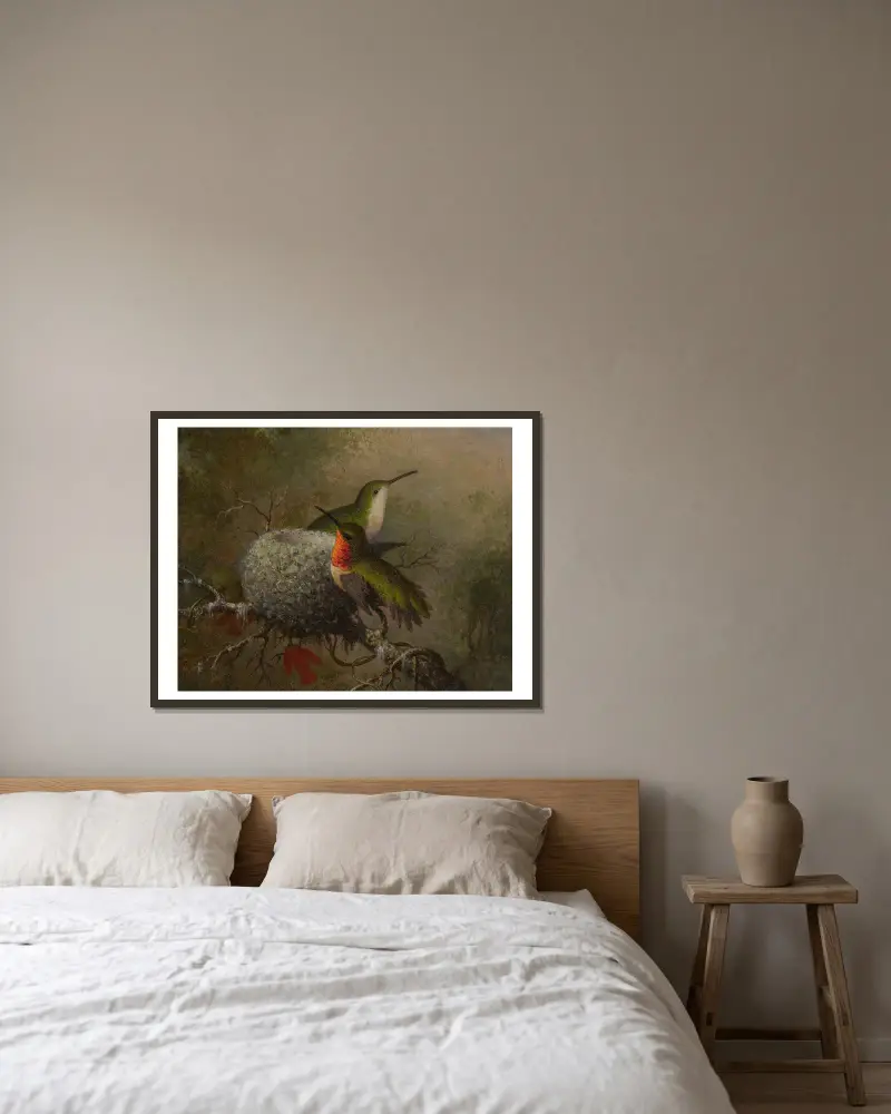 Dva rubínoví kolibříci u svého hnízda, Martin Johnson Heade v rámu na stěně