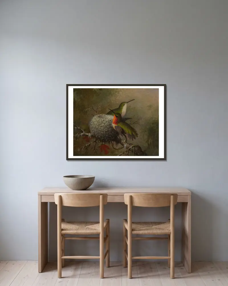 Dva rubínoví kolibříci u svého hnízda, Martin Johnson Heade v rámu na stěně