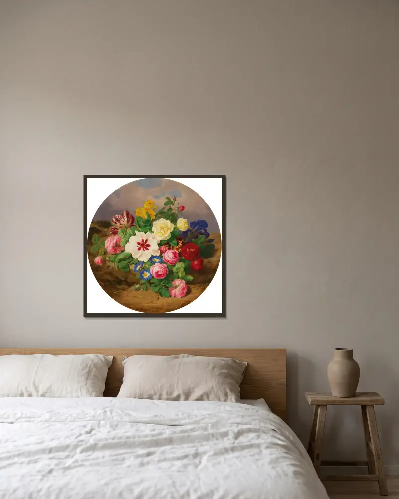 Ein Blumenstrauß aus Rosen, Tulpen und Narzissen auf sandigem Boden von Josef Lauer gerahmt an einer Wand