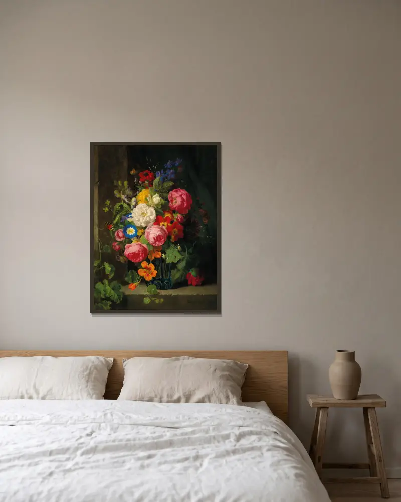 Ein großes Blumenbouquet mit Rosen, Kapuzinerkresse und Schmetterlingen von Josef Lauer gerahmt an einer Wand