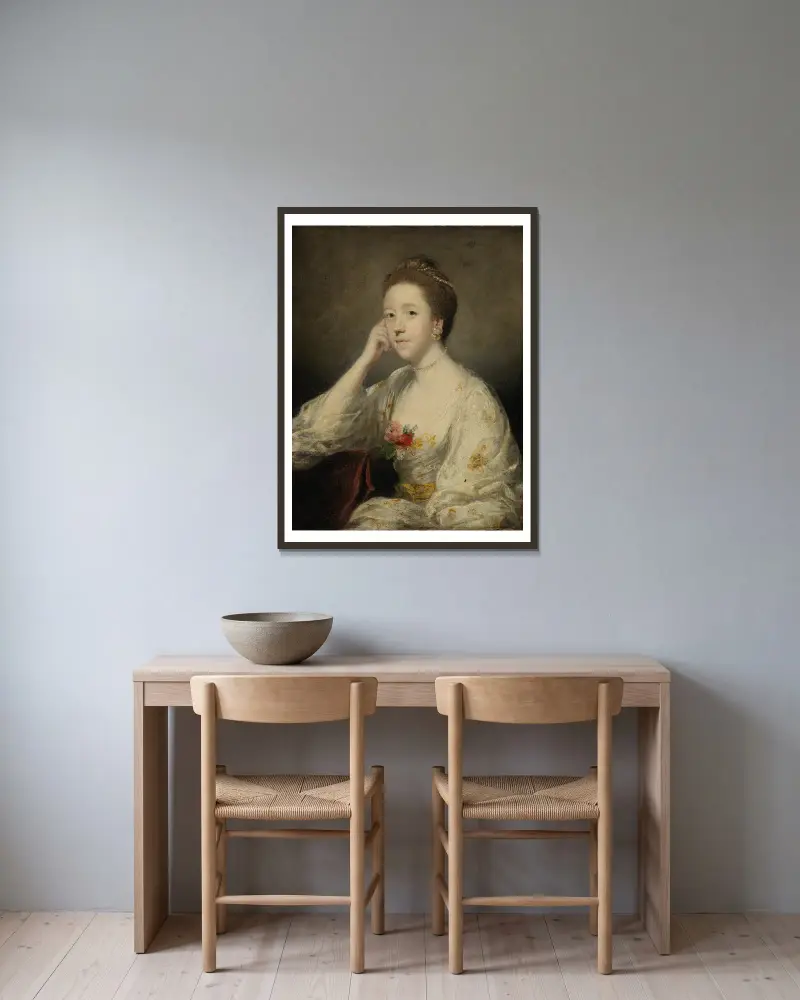 Porträtt av en dam i vitt av Sir Joshua Reynolds inramad på en vägg