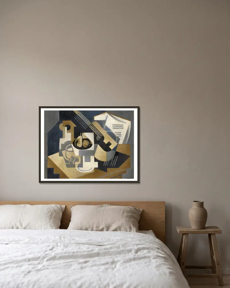 Gitarr och fruktskål på ett bord av Juan Gris inramad på en vägg