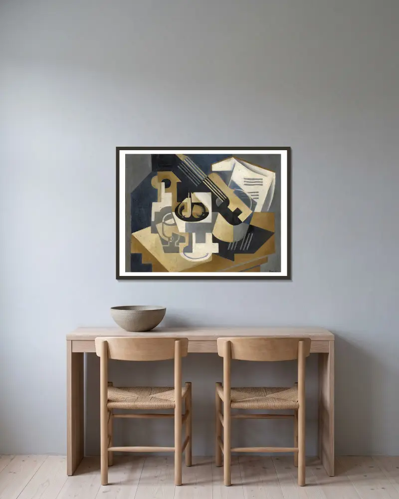 Gitarr och fruktskål på ett bord av Juan Gris inramad på en vägg