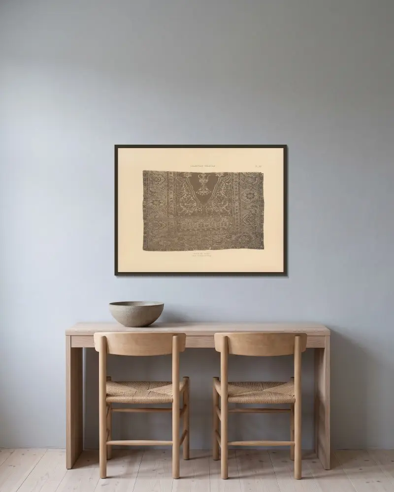 Aus der Sammlung Kelekian; Stoffe und Teppiche aus dem Orient und aus Venedig, Tafel 13 von Jules Guiffrey gerahmt an einer Wand