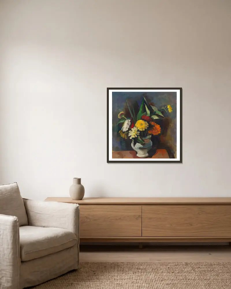 Blumenstrauß in grauer Vase (Zinnie) von Karl Hofer gerahmt an einer Wand
