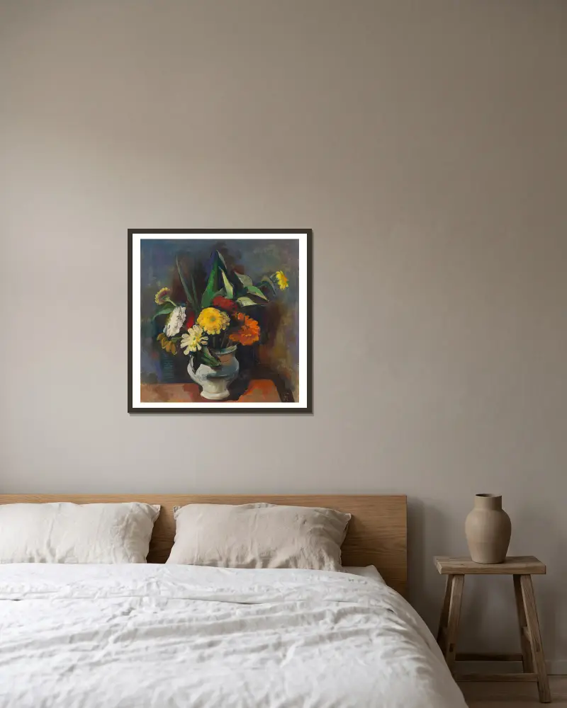 Blumenstrauß in grauer Vase (Zinnie) von Karl Hofer gerahmt an einer Wand