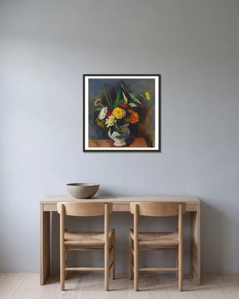 Blumenstrauß in grauer Vase (Zinnie) von Karl Hofer gerahmt an einer Wand
