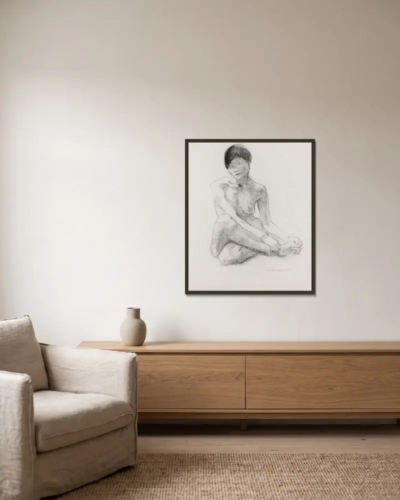 Sitzender weiblicher Akt von Käthe Kollwitz gerahmt an einer Wand