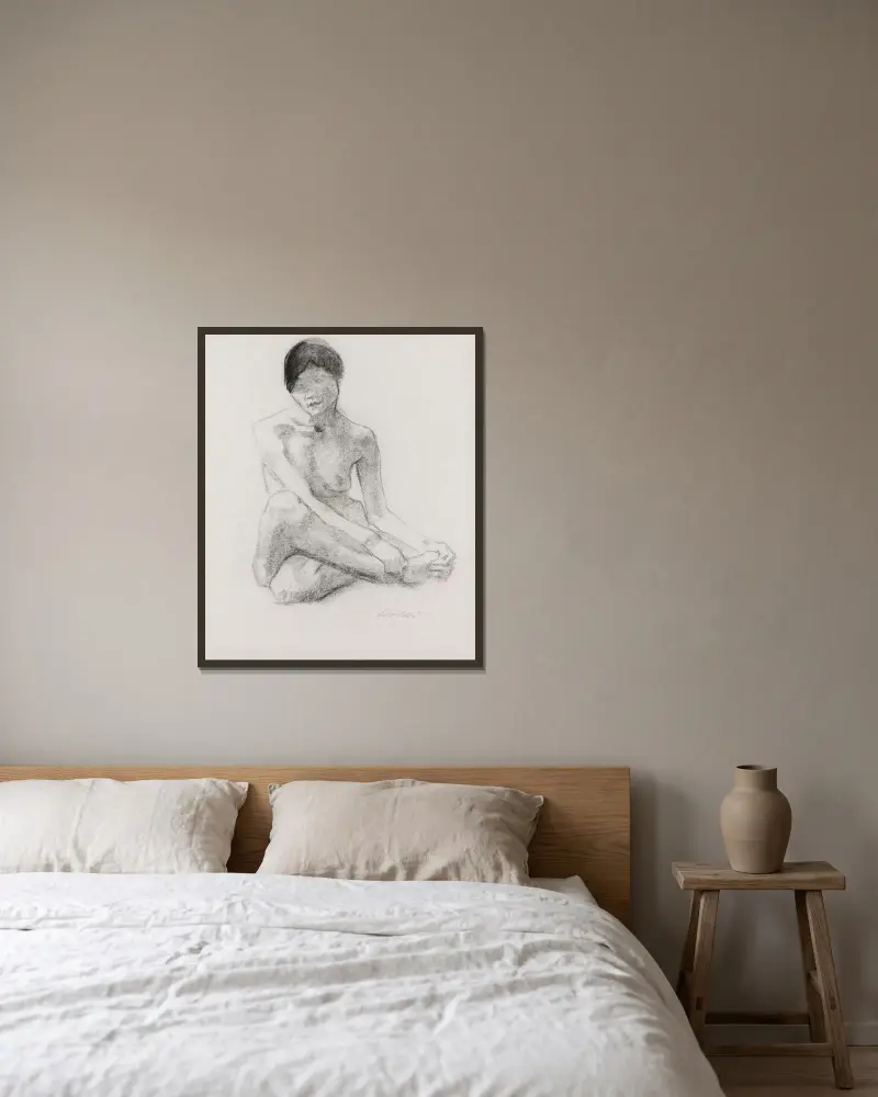 Sitzender weiblicher Akt von Käthe Kollwitz gerahmt an einer Wand