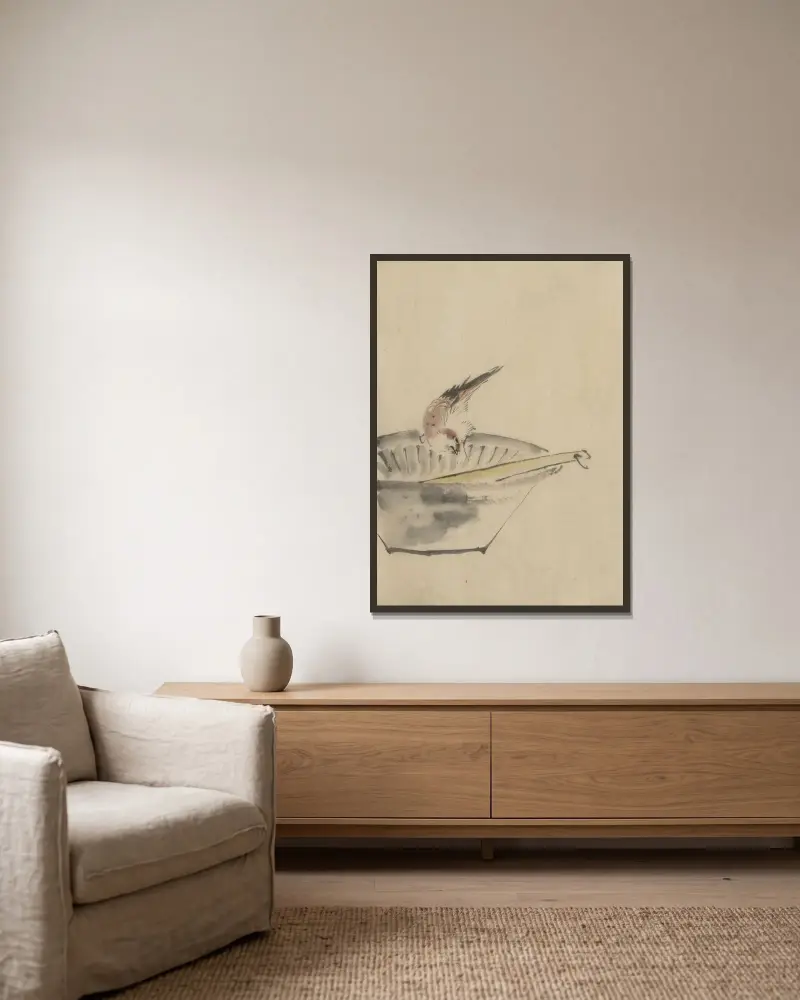Fågel på kanten av en skål av Katsushika Hokusai inramad på en vägg