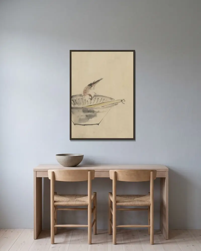 Fågel på kanten av en skål av Katsushika Hokusai inramad på en vägg