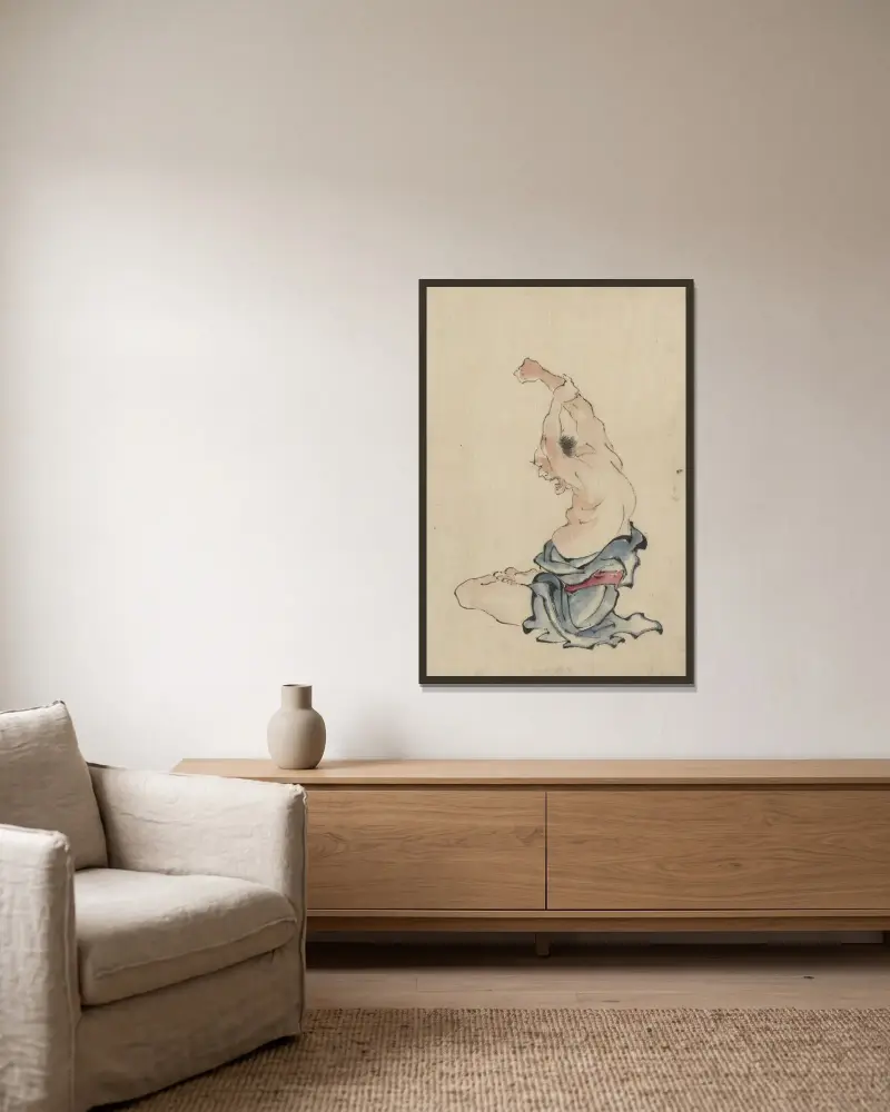 En barbröstad man som sitter med korslagda ben och armarna över huvudet, stretchande eller utövande yoga av Katsushika Hokusai inramad på en vägg