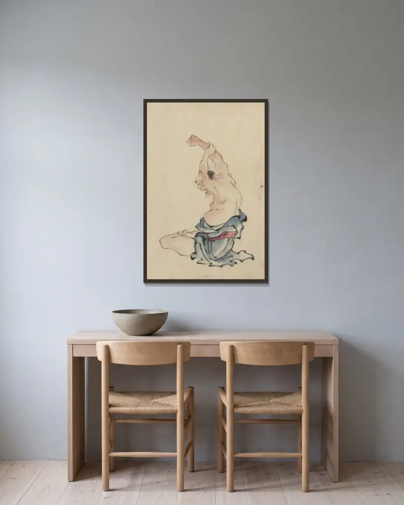 En barbröstad man som sitter med korslagda ben och armarna över huvudet, stretchande eller utövande yoga av Katsushika Hokusai inramad på en vägg
