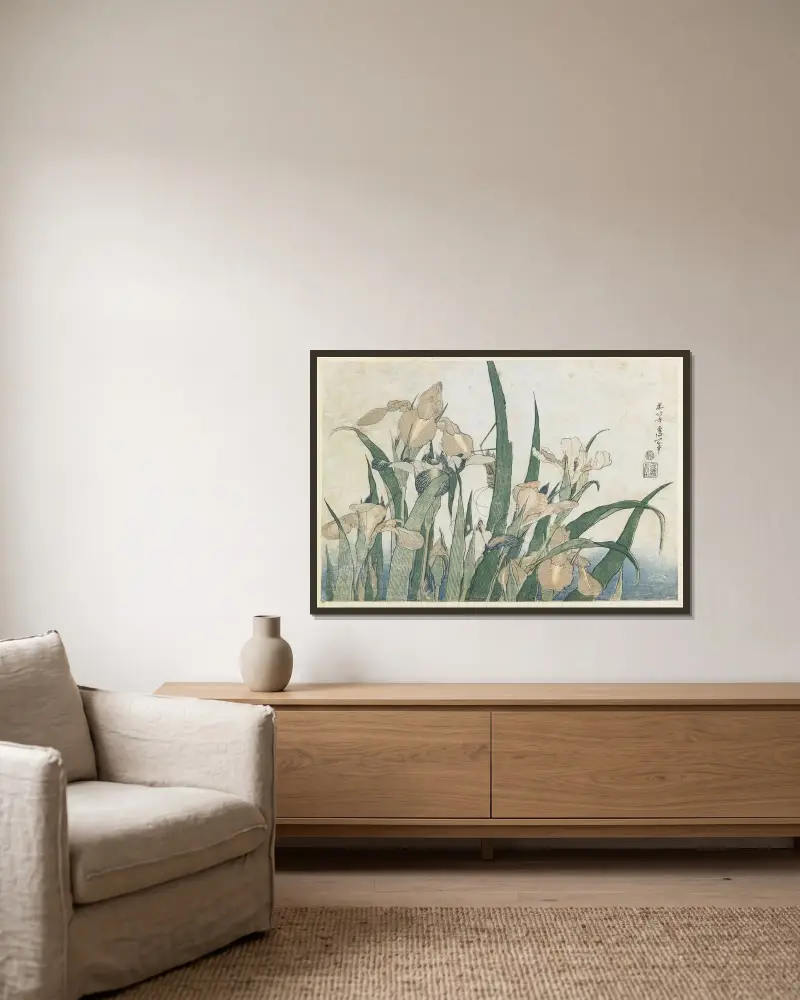 Irises and Grasshopper av Katsushika Hokusai inramad på en vägg