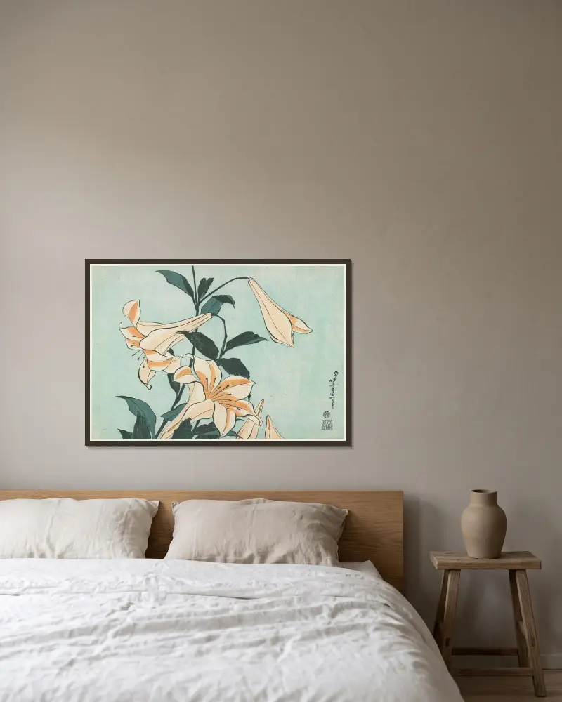 Lilies av Katsushika Hokusai inramad på en vägg