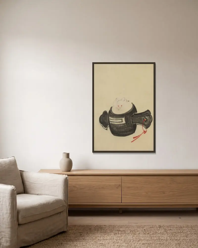 Mus framifrån, sittande på en klubba med rött band genom ett hål i skaftet av Katsushika Hokusai inramad på en vägg