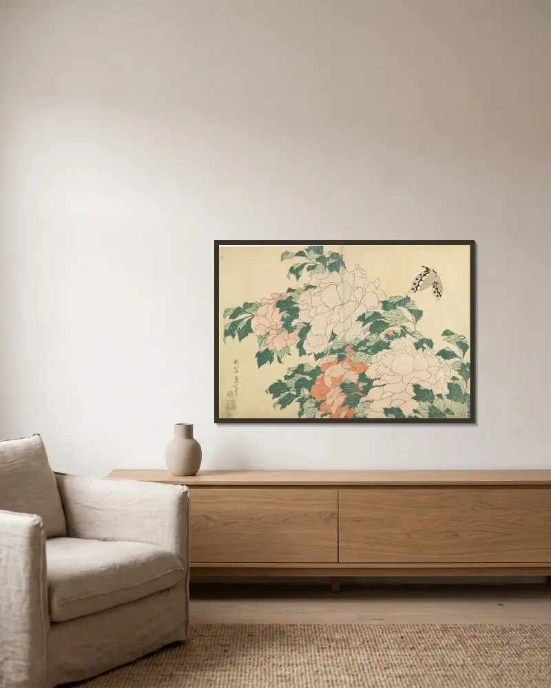 Pioner och fjäril av Katsushika Hokusai inramad på en vägg