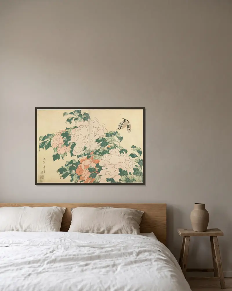 Pioner och fjäril av Katsushika Hokusai inramad på en vägg