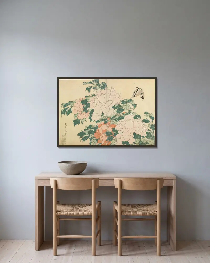 Pioner och fjäril av Katsushika Hokusai inramad på en vägg