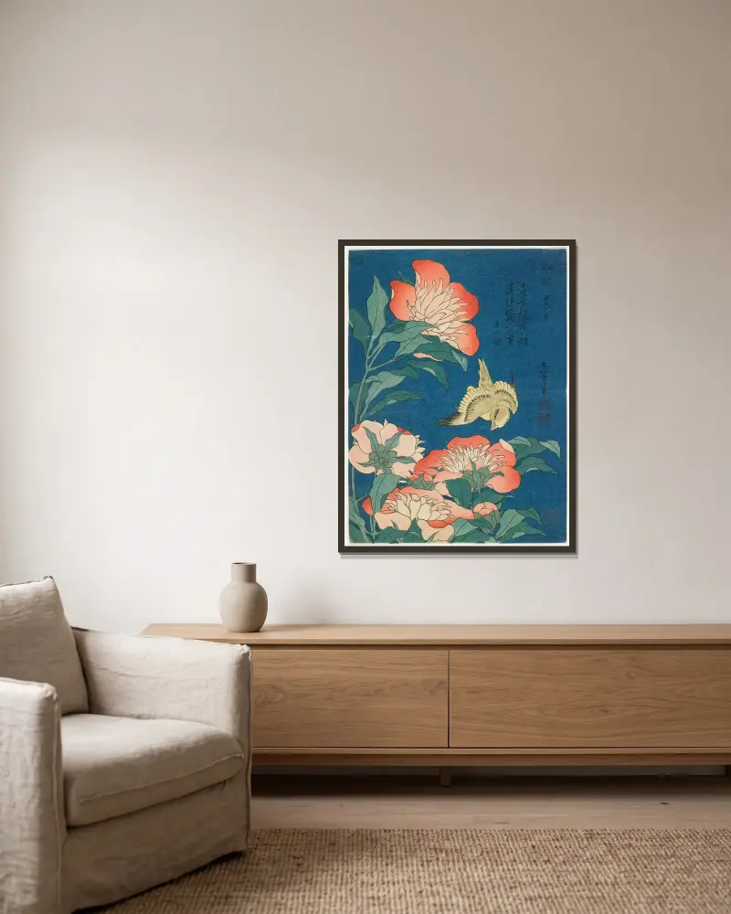 Pfingstrosen und Kanarienvogel von Katsushika Hokusai gerahmt an einer Wand