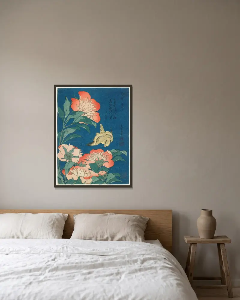 Pfingstrosen und Kanarienvogel von Katsushika Hokusai gerahmt an einer Wand