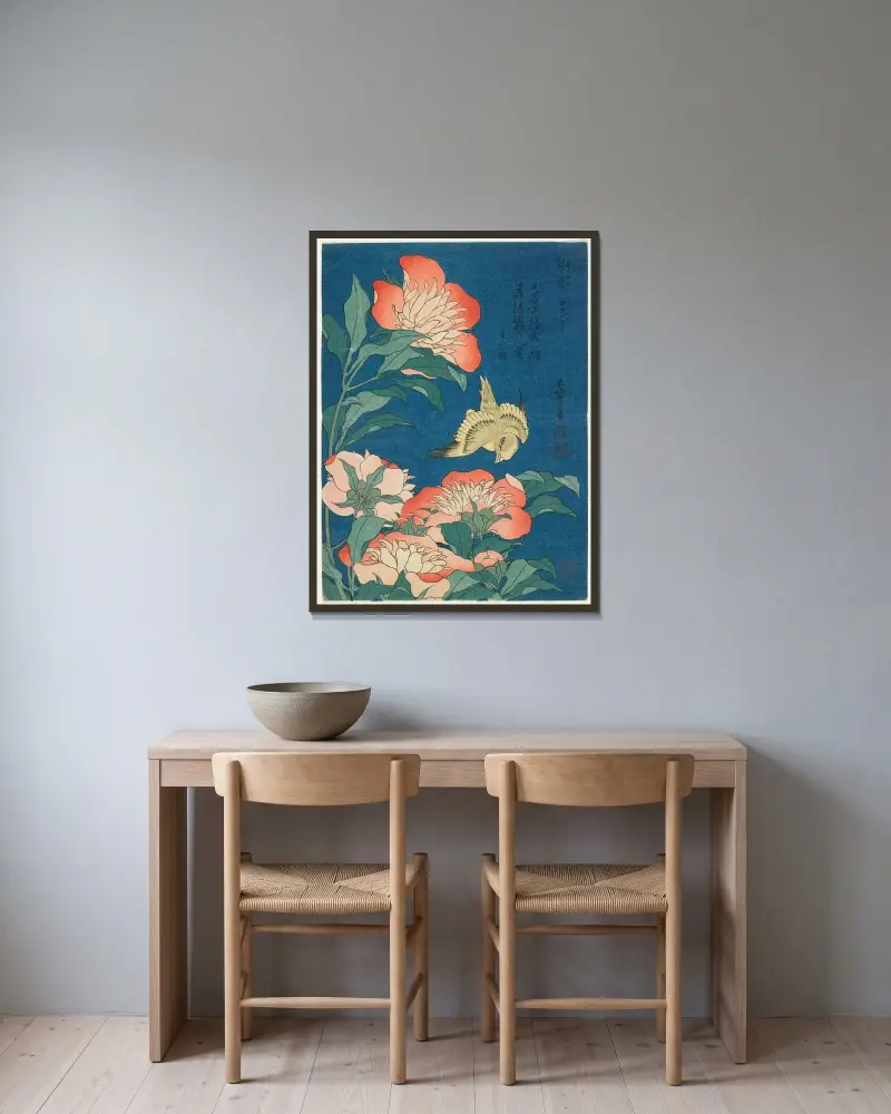 Pfingstrosen und Kanarienvogel von Katsushika Hokusai gerahmt an einer Wand