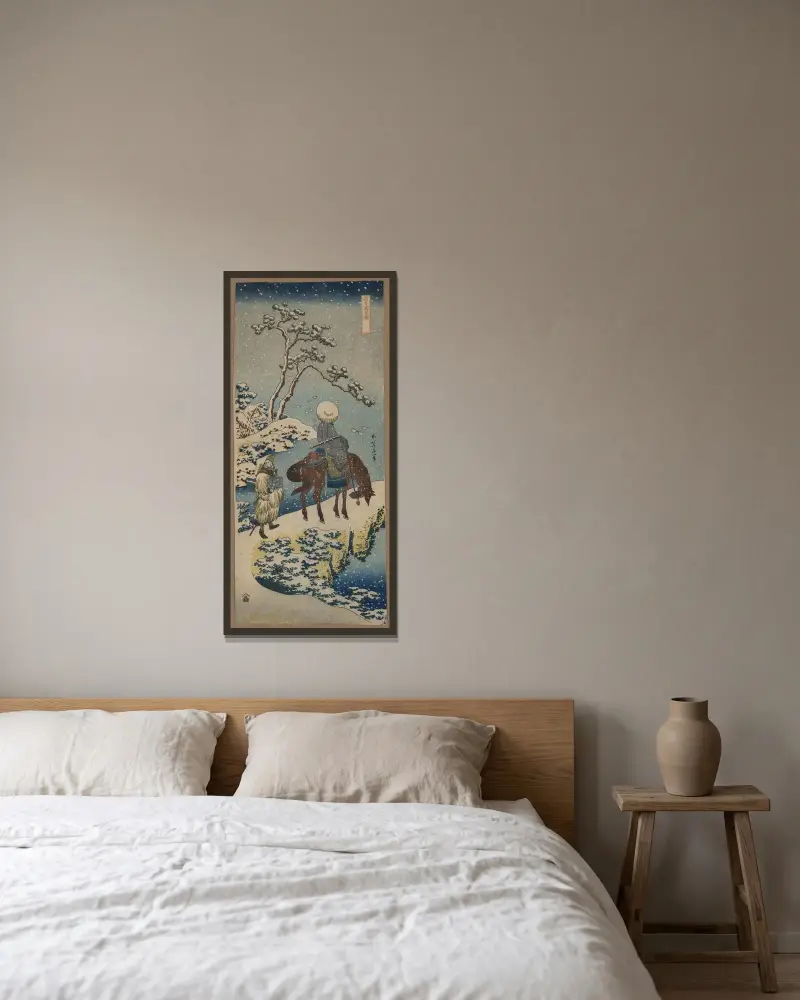 Två resenärer, en till häst, på en brant eller naturlig bro i snöstorm av Katsushika Hokusai inramad på en vägg