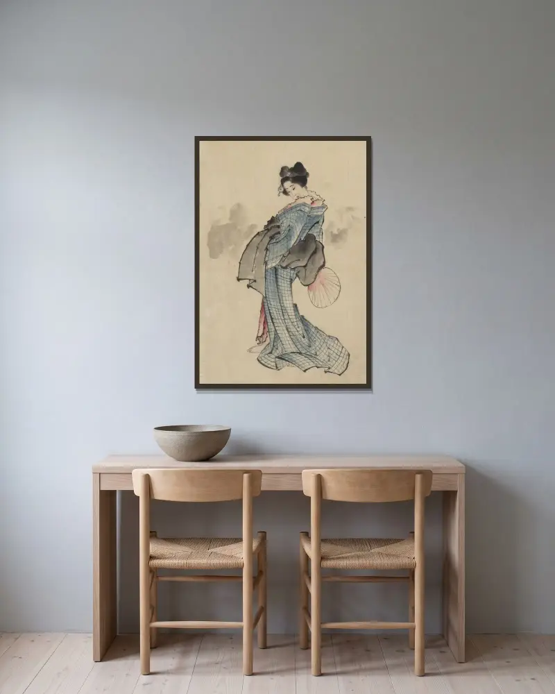 Kvinna, helfigursporträtt, stående, vänd åt vänster, håller solfjäder i höger hand, bär kimono med rutmönster av Katsushika Hokusai inramad på en vägg