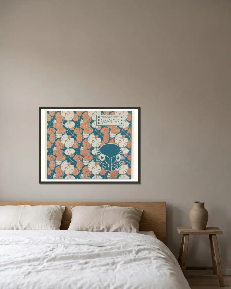Bedruckter Stoff Silvanus von Koloman Moser gerahmt an einer Wand