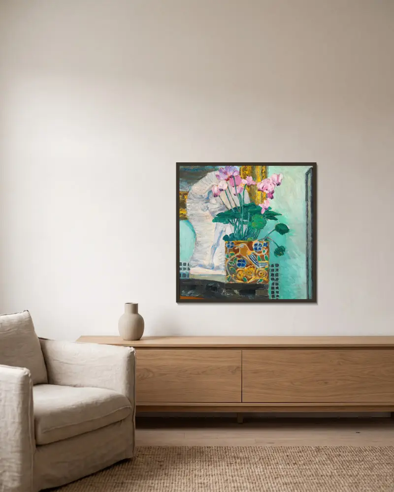 Blumenstilleben mit Zyklamenstock av Koloman Moser inramad på en vägg