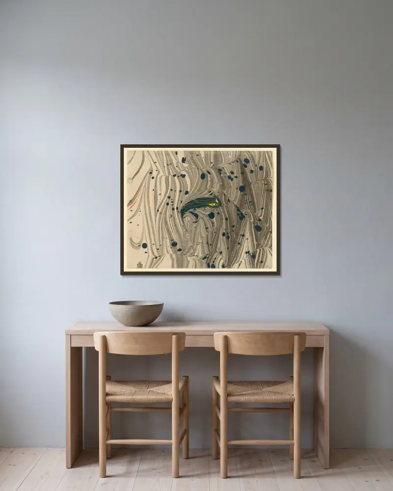 Marmorpapper med stiliserad fisk av Koloman Moser inramad på en vägg