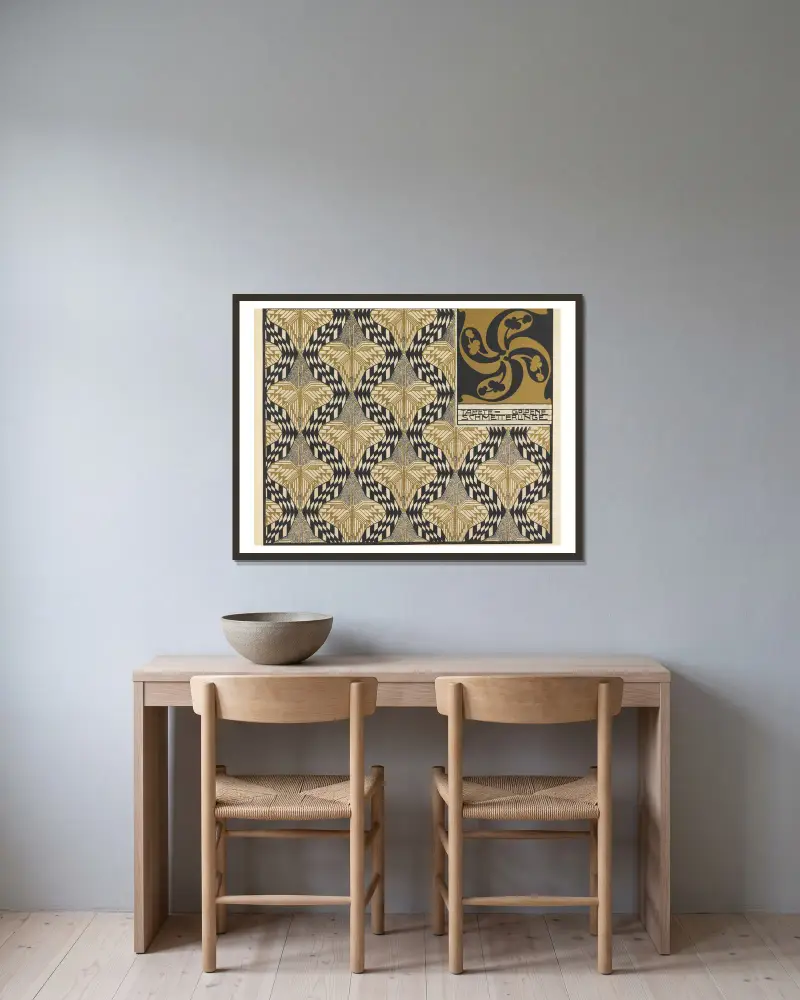 Tapete Goldene Schmetterlinge (Golden Butterfly Wallpaper) av Koloman Moser inramad på en vägg
