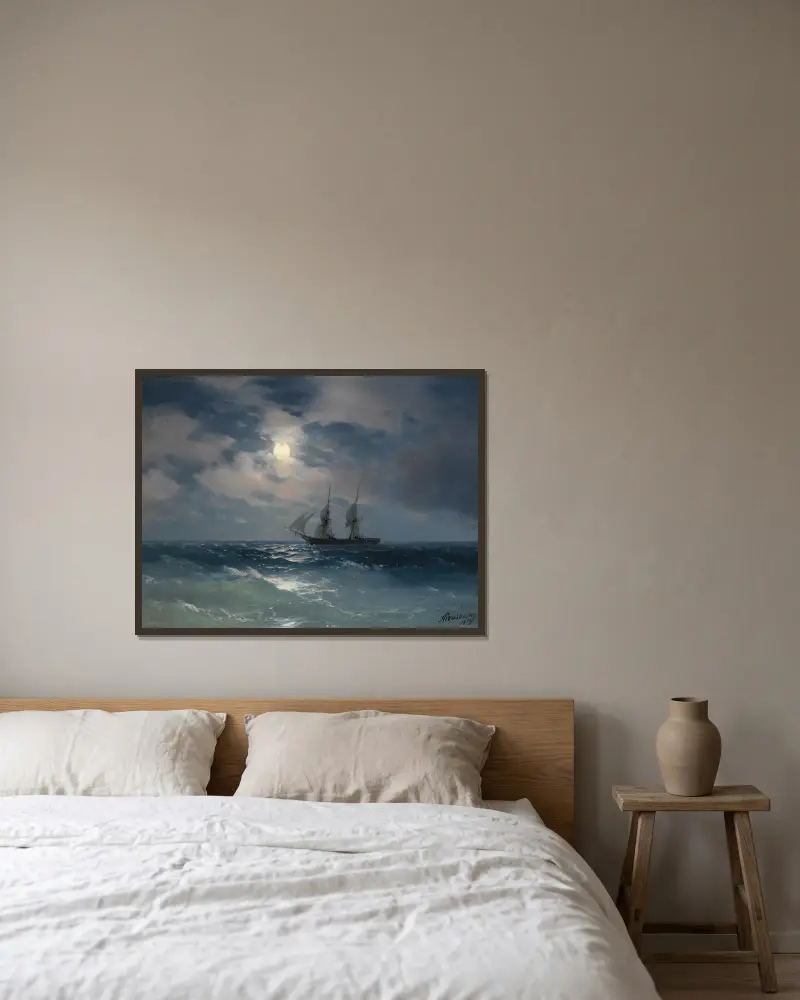 Briggen Merkurij i månsken av Ivan Konstantinovich Aivazovsky inramad på en vägg