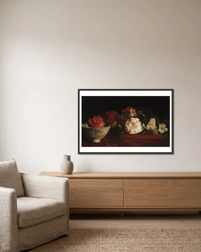 Blommor på en japansk bricka på ett mahognybord av John La Farge inramad på en vägg