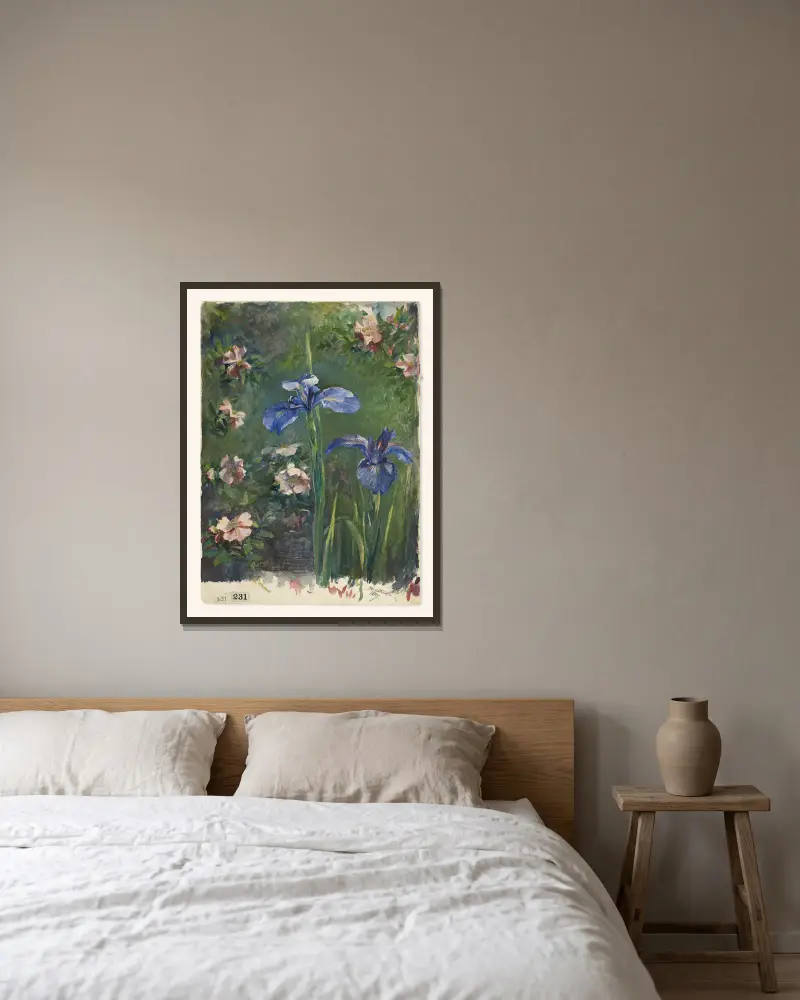 Wilde Rosen und Iris von John La Farge gerahmt an einer Wand