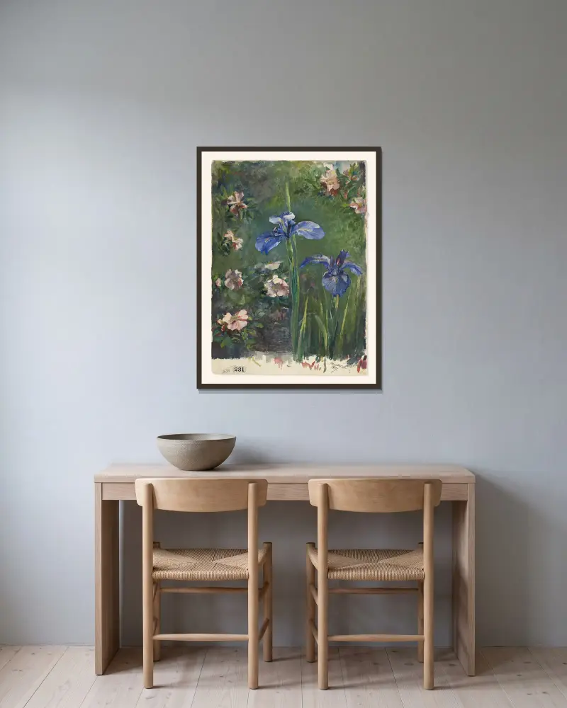 Wilde Rosen und Iris von John La Farge gerahmt an einer Wand