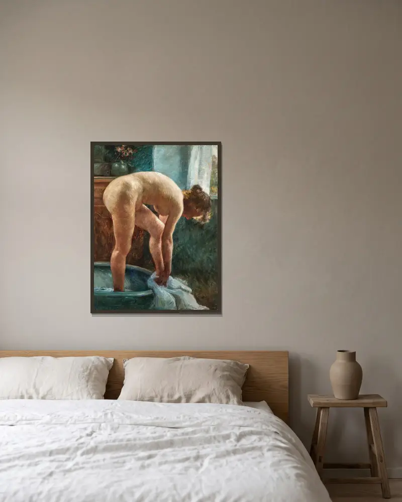 Femme au tub av Gaston La Touche inramad på en vägg
