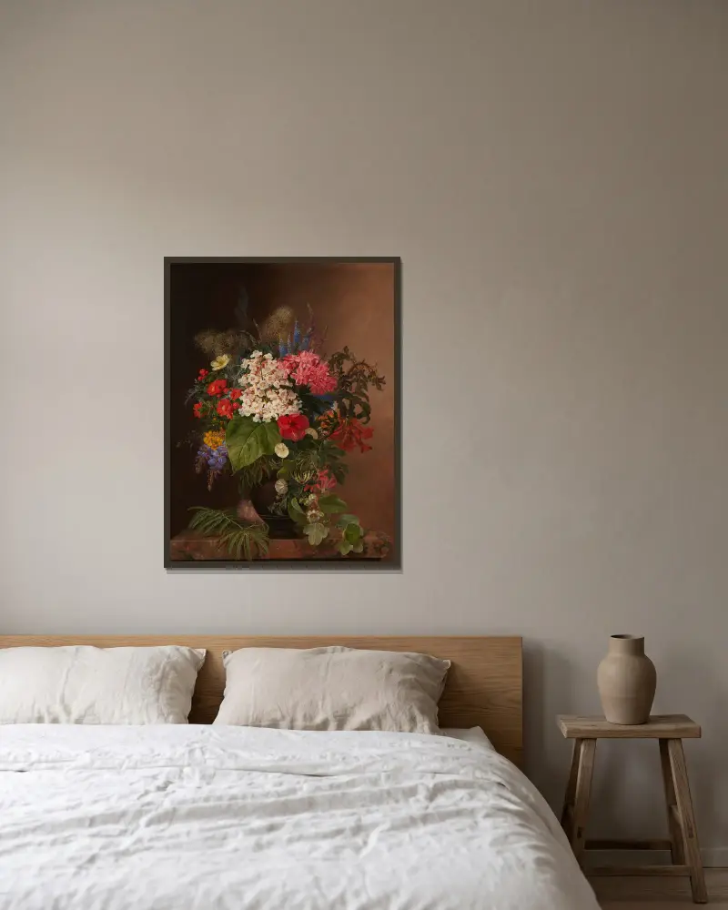 Åkervinda, lupiner, veronika och fuchsia i en vas av Johan Laurentz Jensen inramad på en vägg