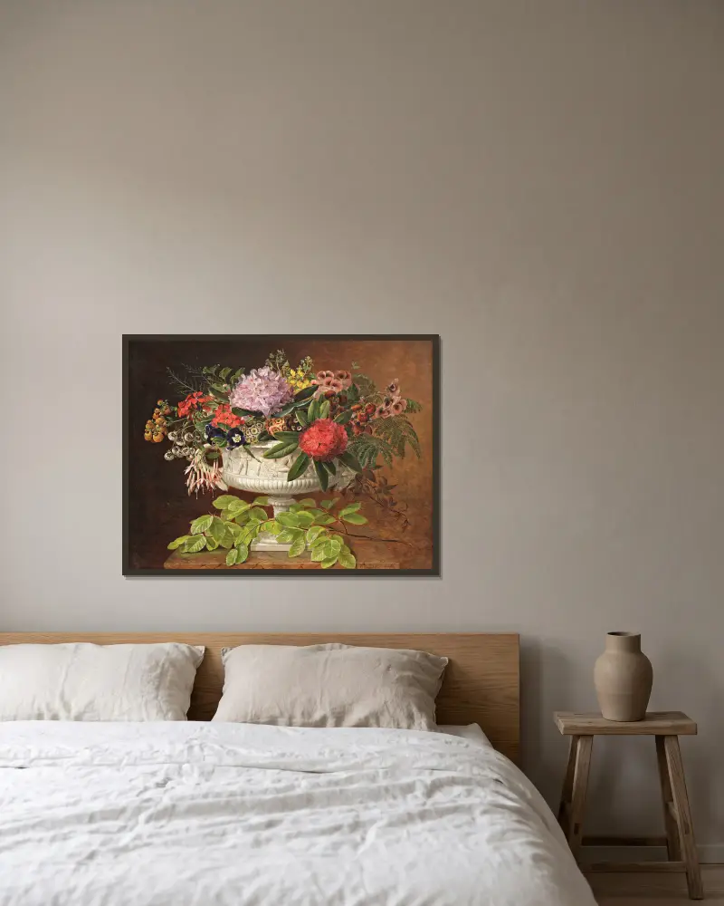 Blommor i en skål på en marmorfönsterbräda med en bokgren av Johan Laurentz Jensen inramad på en vägg