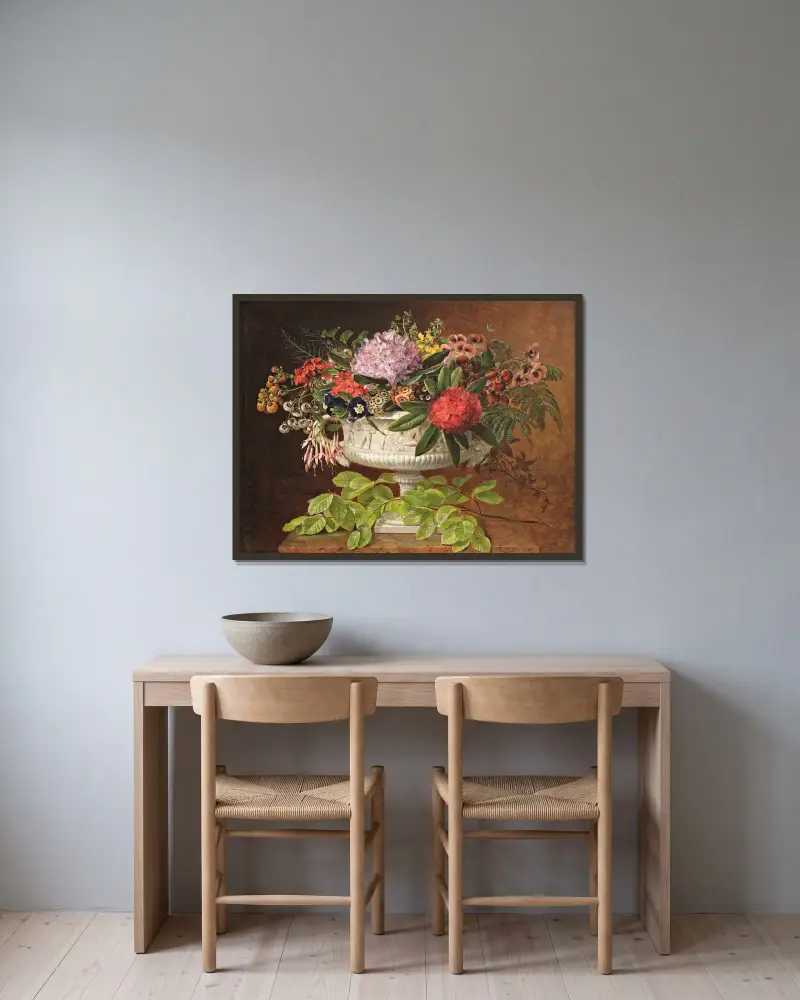 Blommor i en skål på en marmorfönsterbräda med en bokgren av Johan Laurentz Jensen inramad på en vägg