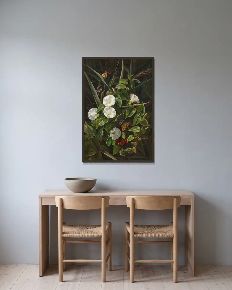Stillleben mit weißen Winden, Schilfgras, Hagebutten und zwei Schmetterlingen von Johan Laurentz Jensen gerahmt an einer Wand