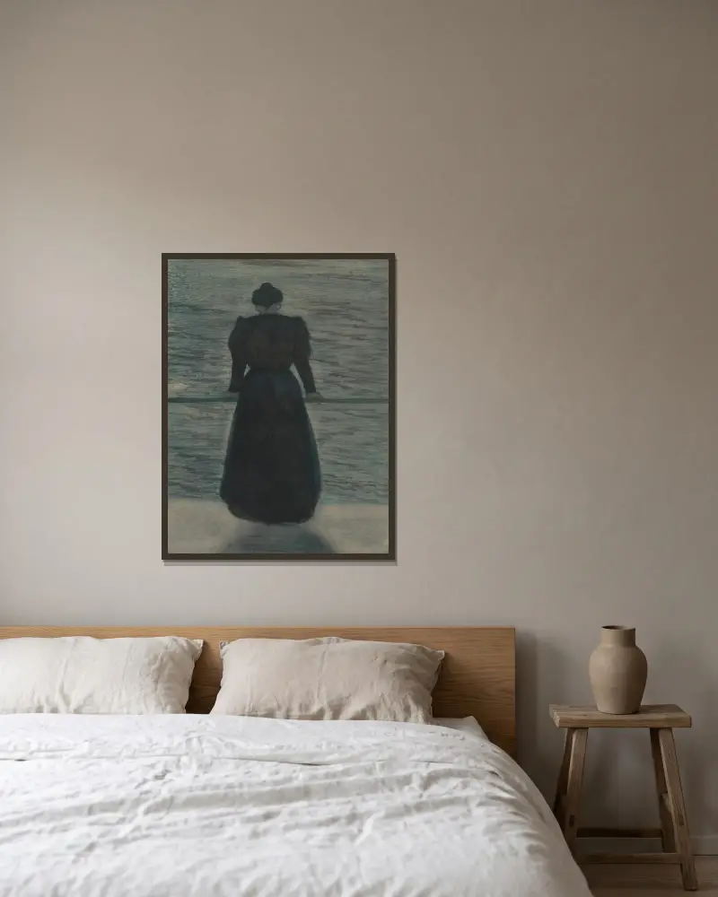 Kvinna vid havet av Léon Spilliaert inramad på en vägg