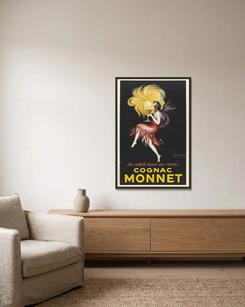 Sol i ett glas. Cognac Monnet av Leonetto Cappiello inramad på en vägg